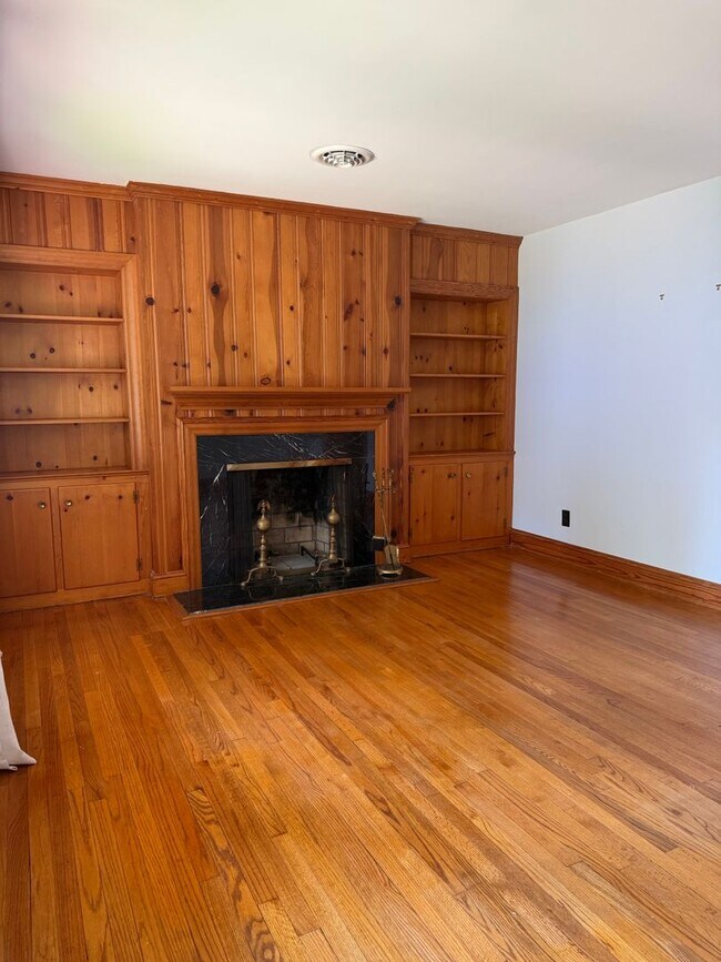 Building Photo - 302 Oak Dr