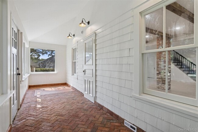 Building Photo - 335 Herricks Ln