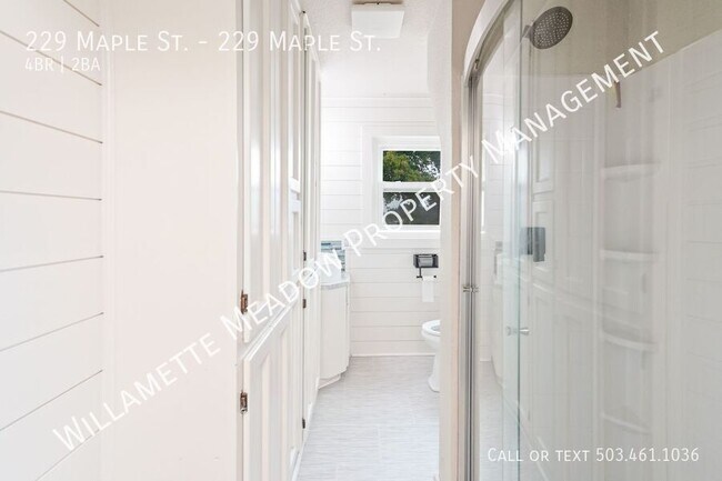 Building Photo - 229 NE Maple St