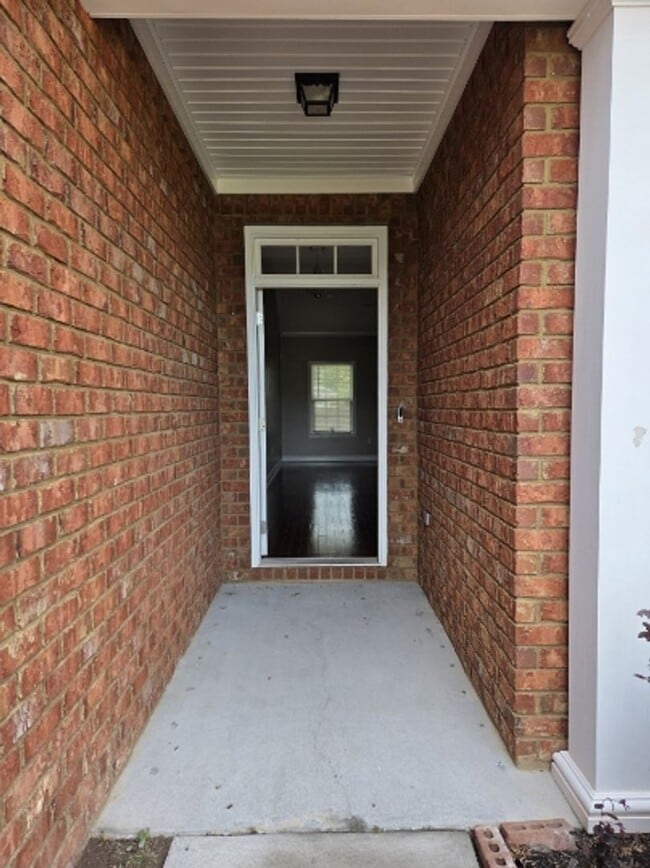 Building Photo - Beautiful home in a very quiet neighborhood
