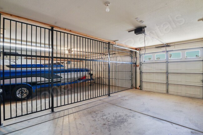 Building Photo - FURNISHED AVAILABLE OCTOBER - MAY