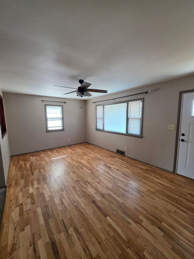 Building Photo - 124 E Van Buren St