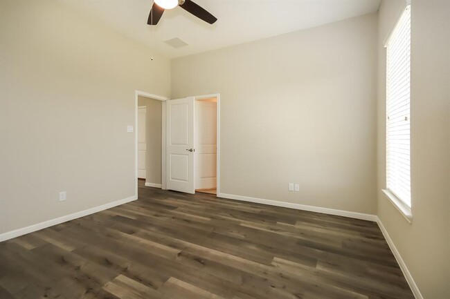 Building Photo - 9910 Crescent Cove Dr