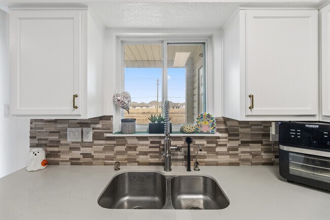 Building Photo - 7600 Emmett F Lowry Expy