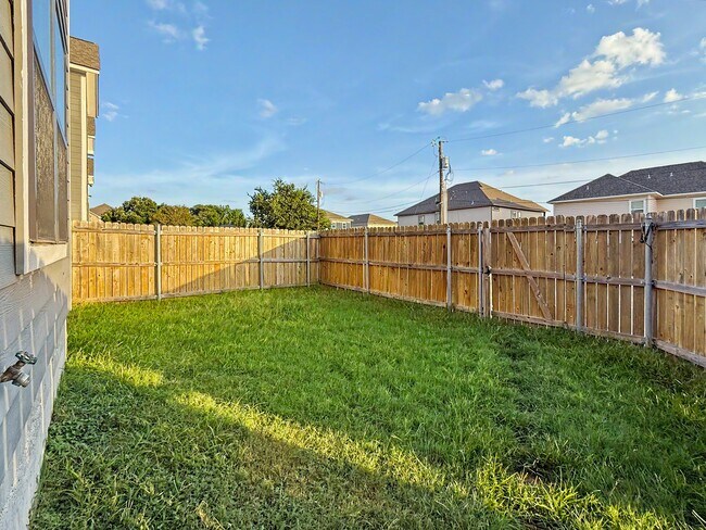 Building Photo - 910 Fairview Ave