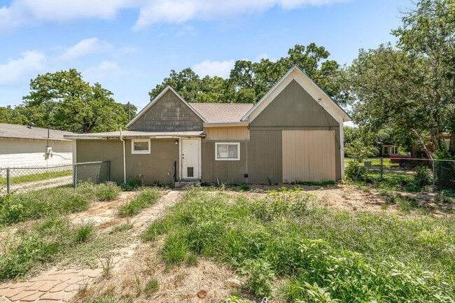 Building Photo - 562 N Race