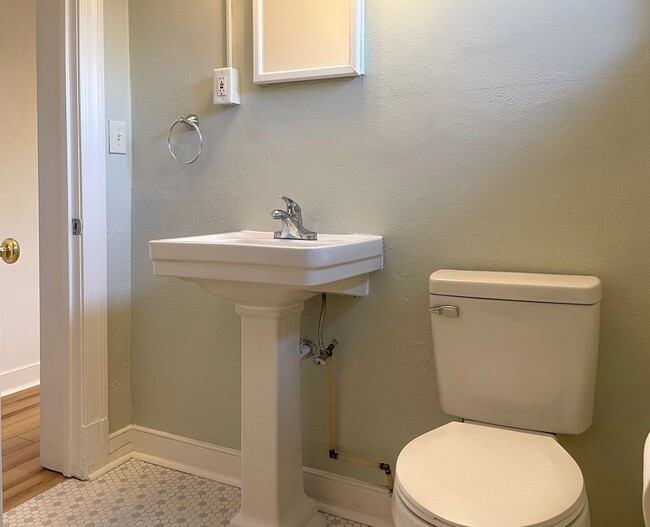 Building Photo - 801 Calhoun St