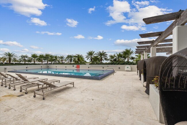 Building Photo - 1551 N Flagler Dr