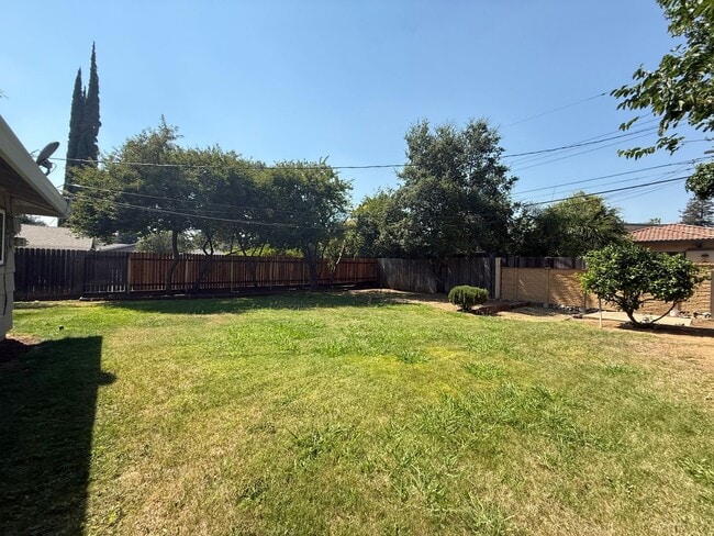 Building Photo - 3 bed 2 bath available in Sacramento!