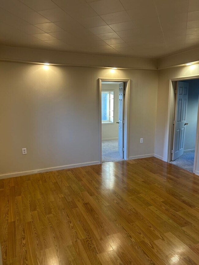 Building Photo - 30 W 7th St