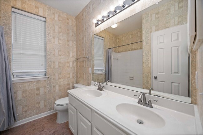 Building Photo - 8615 Saratoga Dr