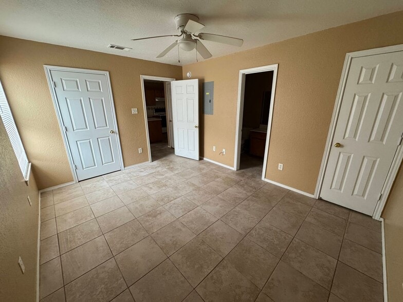 Building Photo - 3203 Toledo Dr