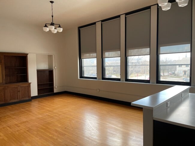 Building Photo - Central Square