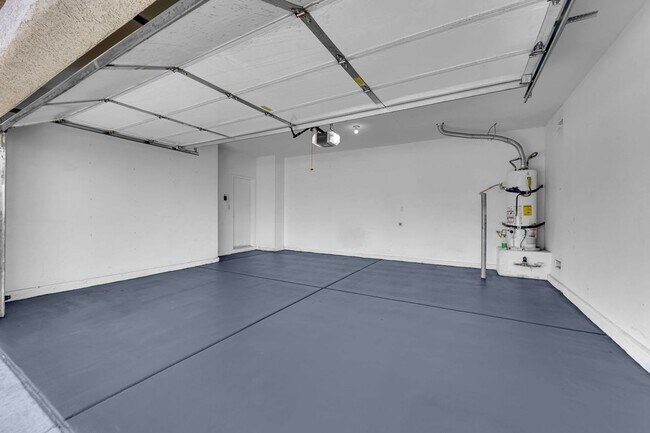 Building Photo - Large 3 bedroom, 2.5 bath house!