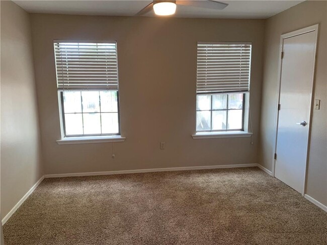 Building Photo - 302 Fairway Cir