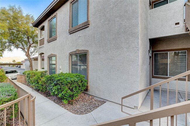 Building Photo - 2305 W Horizon Ridge Pkwy