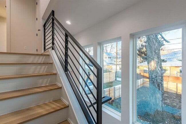 Building Photo - 2008 Canterbury St