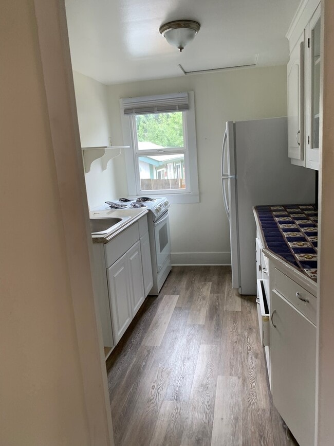 Building Photo - Adorable Cottage Style Home Near Reed College and Woodstock and Trader Joes.