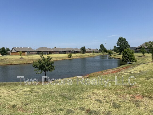 Building Photo - 2229 Roca Dr