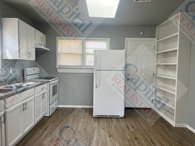 Building Photo - Cozy 2 Bedroom