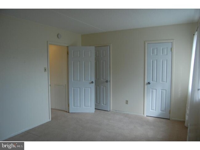 Building Photo - 1015 Valley Dr