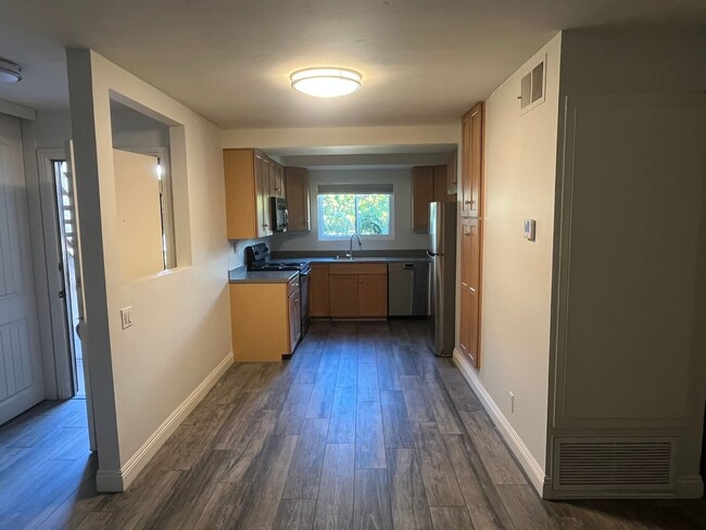 Building Photo - 2 bed 2 bath Condo in Mission Valley