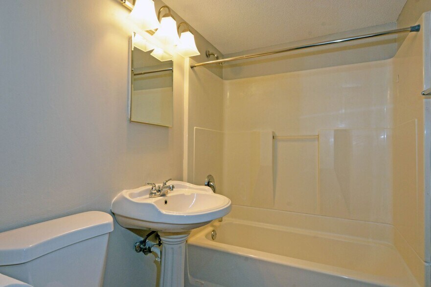 Building Photo - 2153 Green Ave