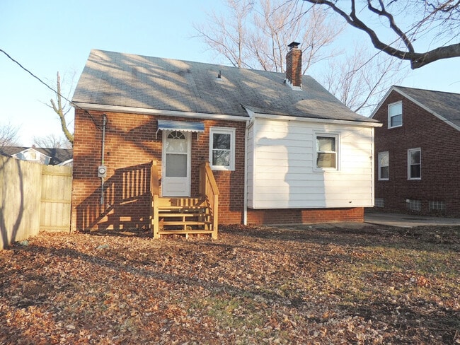 Building Photo - 300 E 246th St