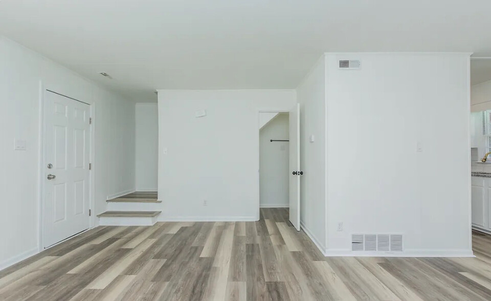 Building Photo - Room in Townhome on Greenbriar Rd