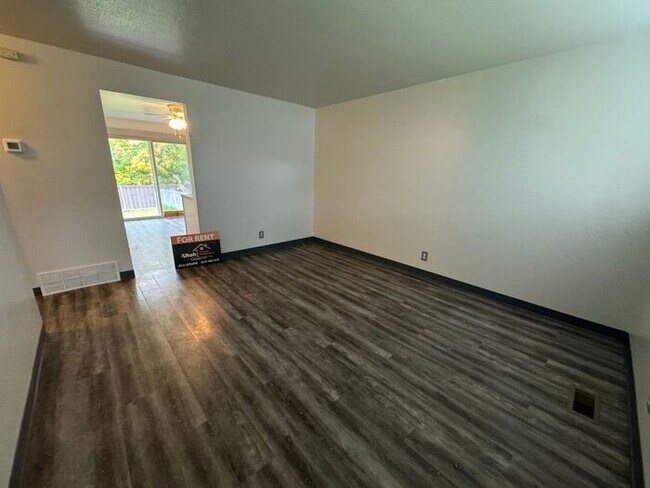 Building Photo - 4 Bedroom 2 Bath Duplex- Dog Friendly