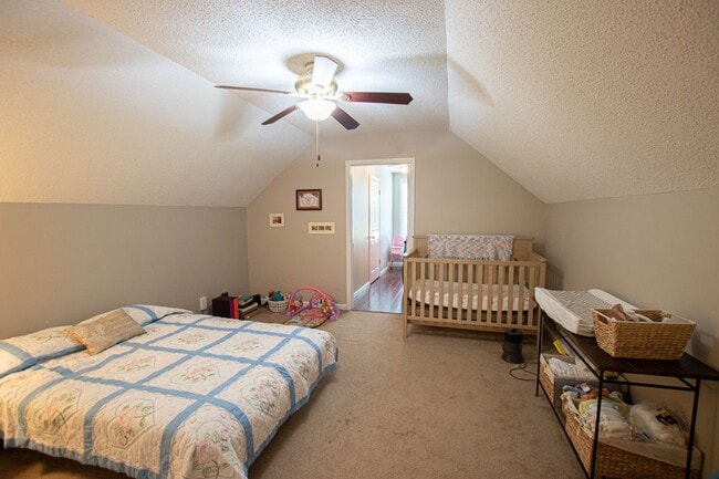 Building Photo - Pet Friendly Four Bedroom on Exit 8!