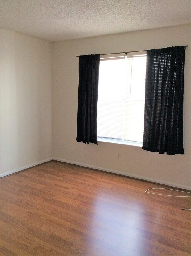 Building Photo - Two-Bedroom Condo in the Beach Borough!