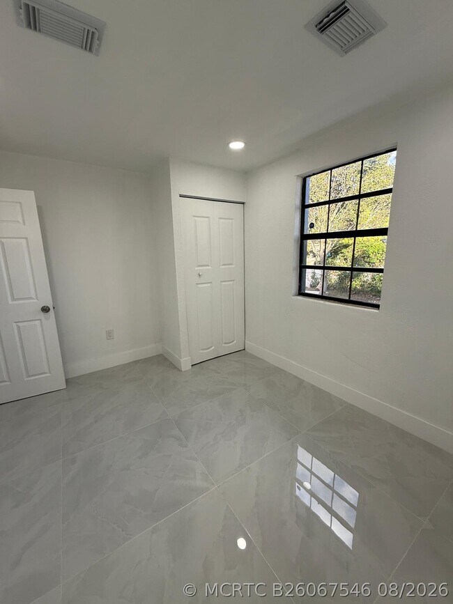 Building Photo - 4400 SW 36th St