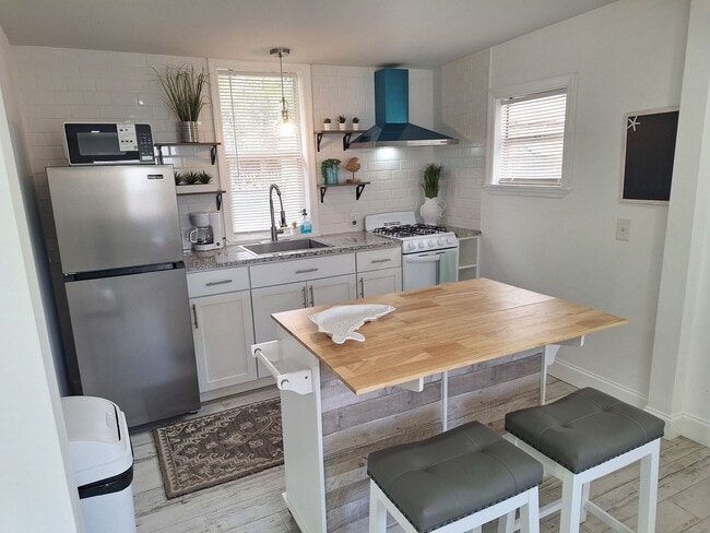 Building Photo - 1BR 1BA - NSB