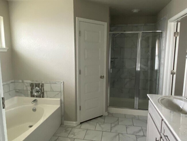Building Photo - 901 Kacie Dr