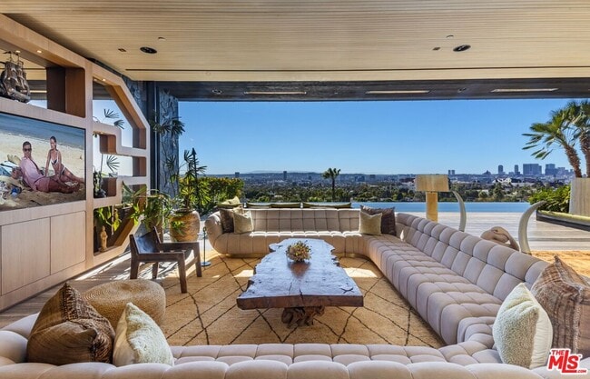 Building Photo - 1851 N Stanley Ave