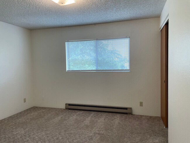 Building Photo - Very Nice 2 Bedroom 2 Bath TownhomBrand New Flooring and Fresh Paint1