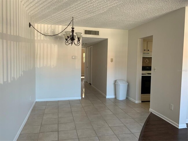 Building Photo - 2525 W Bay Dr