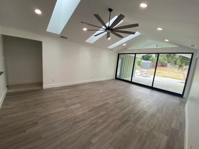 Building Photo - 4 Bedroom 3 Bath + Office / 5th Bedroom Ho...