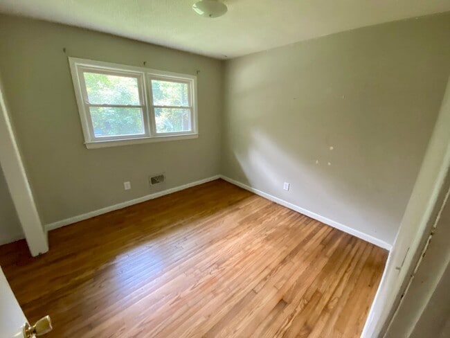Building Photo - 1608 Riverview Rd
