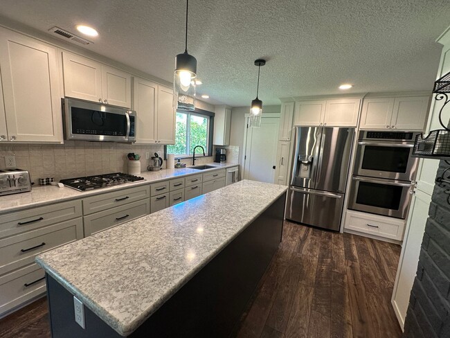 Building Photo - Luxury Furnished Rental in Milwaukie
