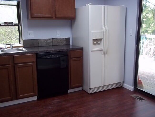 Building Photo - Bellevue Home with Some Nice Upgrades and ...