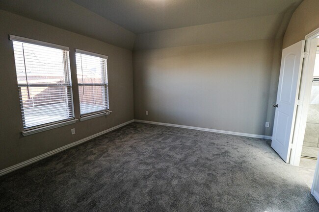 Building Photo - 504 Lakeway Ln