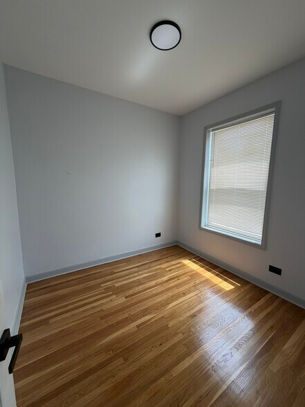 Building Photo - 358 E 70th Pl