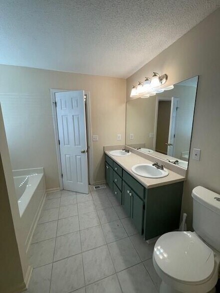 Building Photo - 381 Etowah Dr