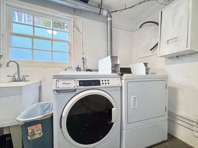 Building Photo - Charming 1BD/1BA Condo in Hillcrest W/ Sha...
