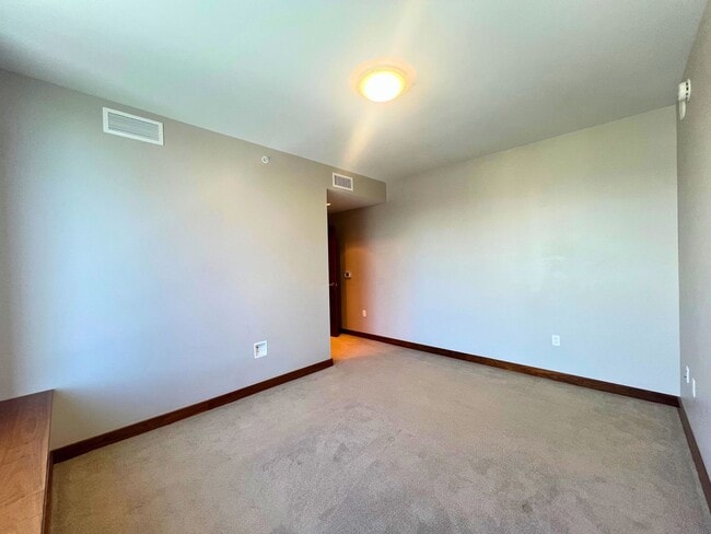 Building Photo - 1555 Kapiolani Blvd