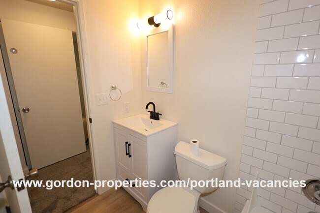 Building Photo - SE 15th Ave - remodeled 3 bedroom duplex w...