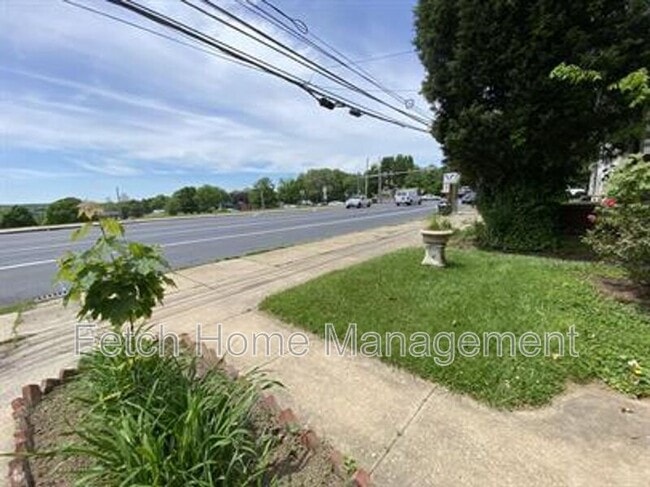 Building Photo - 911 E King St