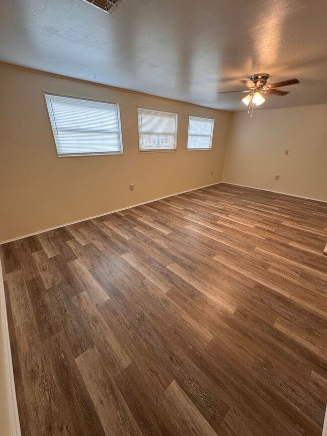 Building Photo - 3 Bedroom Home